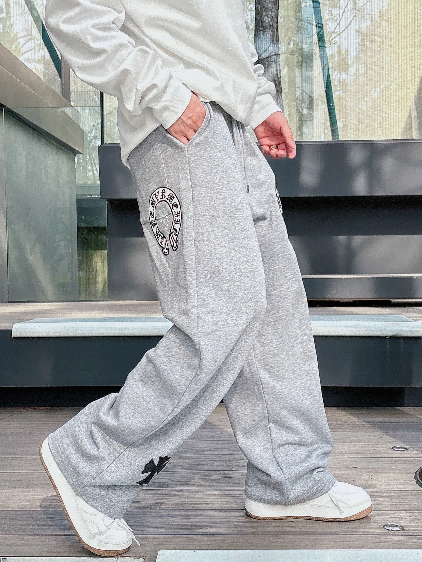 P486 ChromeHearts ChromeHearts terry pants. The pursuit of quality absolutely guarantees quality! The texture is clearly visible, the texture is soft, delicate and smooth, and the customized three-dimensional embroidery and leather craftsmanship are full of drape! The workmanship is fine and the shoulder lines are smooth. All imported chain machines are used to make the shoulder rolling strips. It has a certain thickness and is not made of cheap material but has a shiny feel that is comfortable and not tight on the upper body. It is the most avant-garde street item that can be easily matched by both men and women!  Color: black white Size: m-3xl Style number: 3750